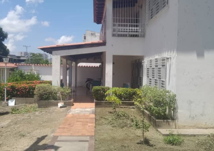 CASA DOS NIVELES URB. MORRO III LECHERIA