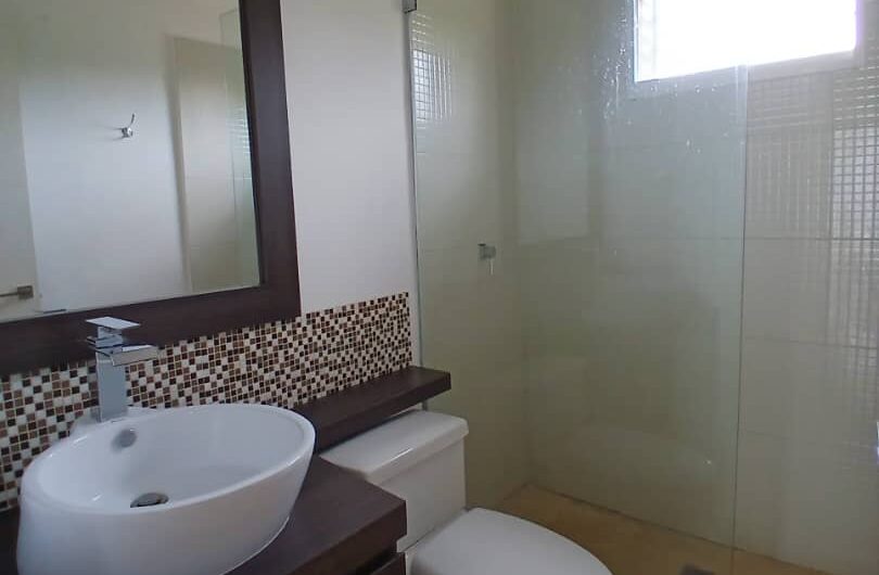 CASA DE 2 NIVELES. URB. BOSQUES DE LA LAGUNITA, EL HATILLO