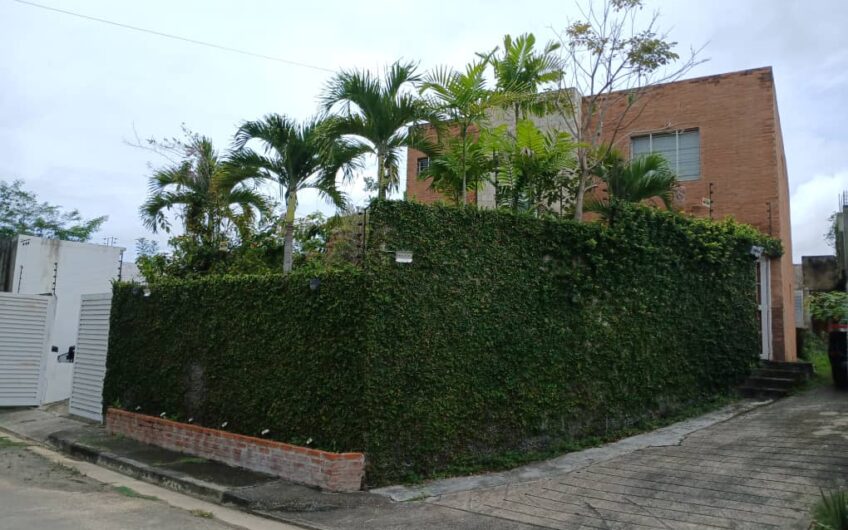 CASA DE 2 NIVELES. URB. BOSQUES DE LA LAGUNITA, EL HATILLO